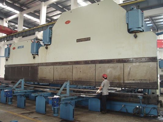 Macchina per piegare piastre idrauliche CNC a doppio collegamento per linea di produzione di pali di luce