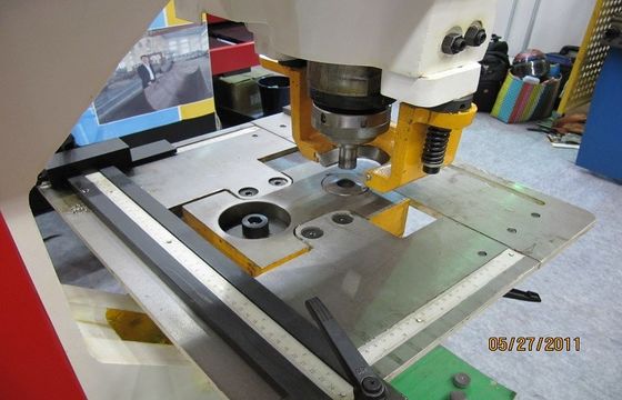 Macchina idraulica dell'operaio siderurgico del taglio & della perforazione, taglio a macchina leggero 25mm di palo massimi