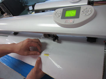 la tagliatrice del vinile con il taglio rosso della siluetta e del punto funziona per le decalcomanie su ordinazione del vinile